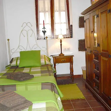 House With Pool: San Cristobal Retreat * La Laguna (Tenerife)