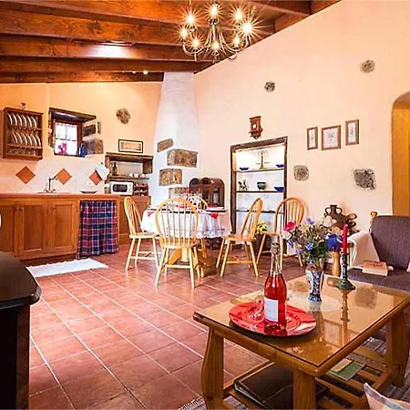 Welcoming House With Pool In San Cristobal, 70 M² Дом отдыха Сан-Кристобаль-де-Ла-Лагуна